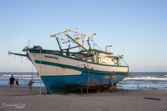 Barco pesqueiro encalhado em Laguna, SC.