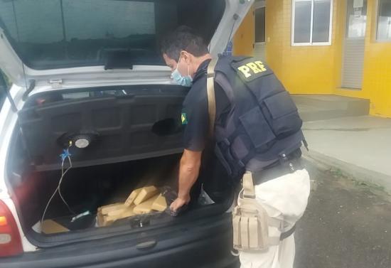 PRF apreende 30 kg de maconha em Tubarão