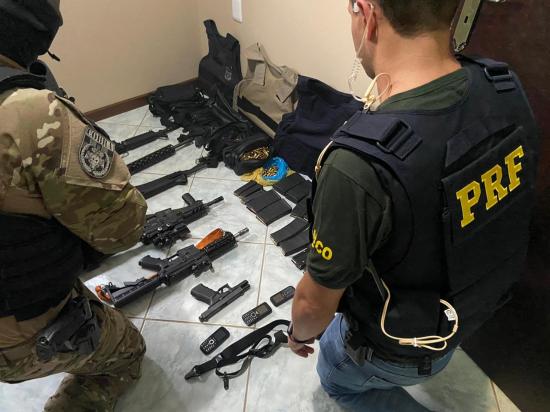 PRF: quadrilha com fuzis e .50 