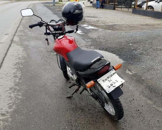 PRF: Honda/CG com a placa pintada à mão