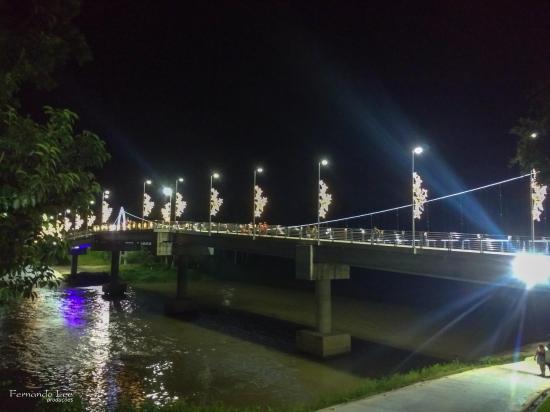 Fotos noturnas da passarela em Tubarão, SC