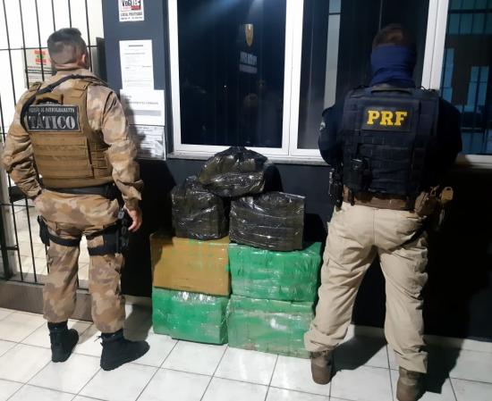 PRF e PM apreende 127 quilos de maconha em Imbituba, SC.