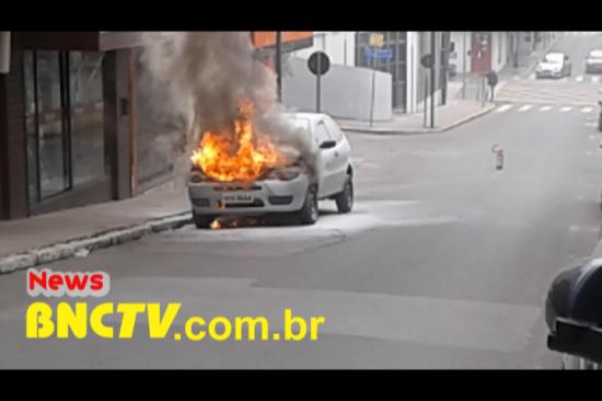 Incêndio em veÃ­culo no Centro