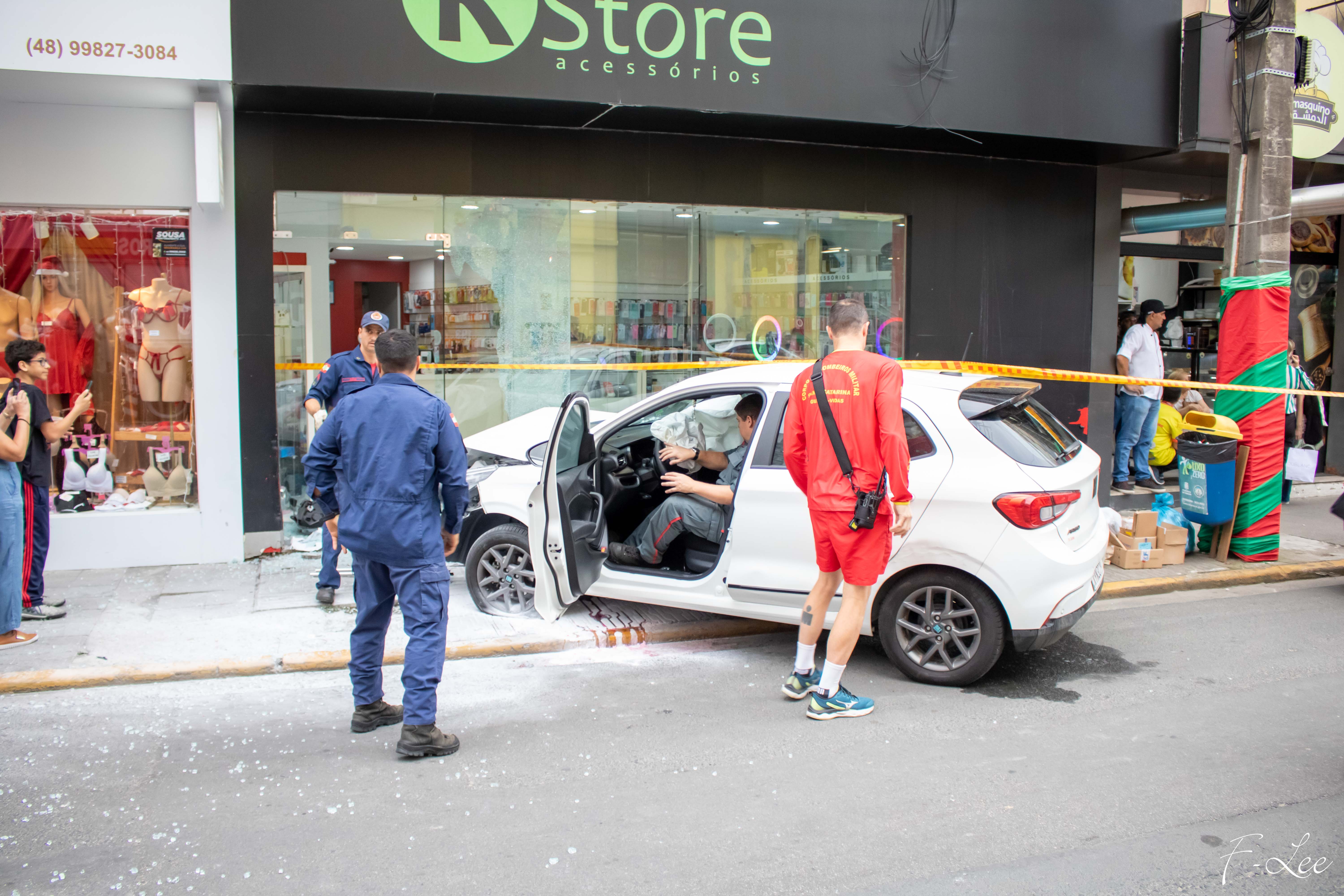 Carro atinge loja no Centro de Tubarão