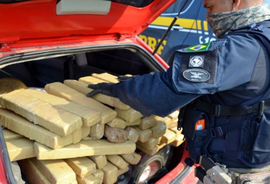 Casal é preso com quase 50 kg de maconha